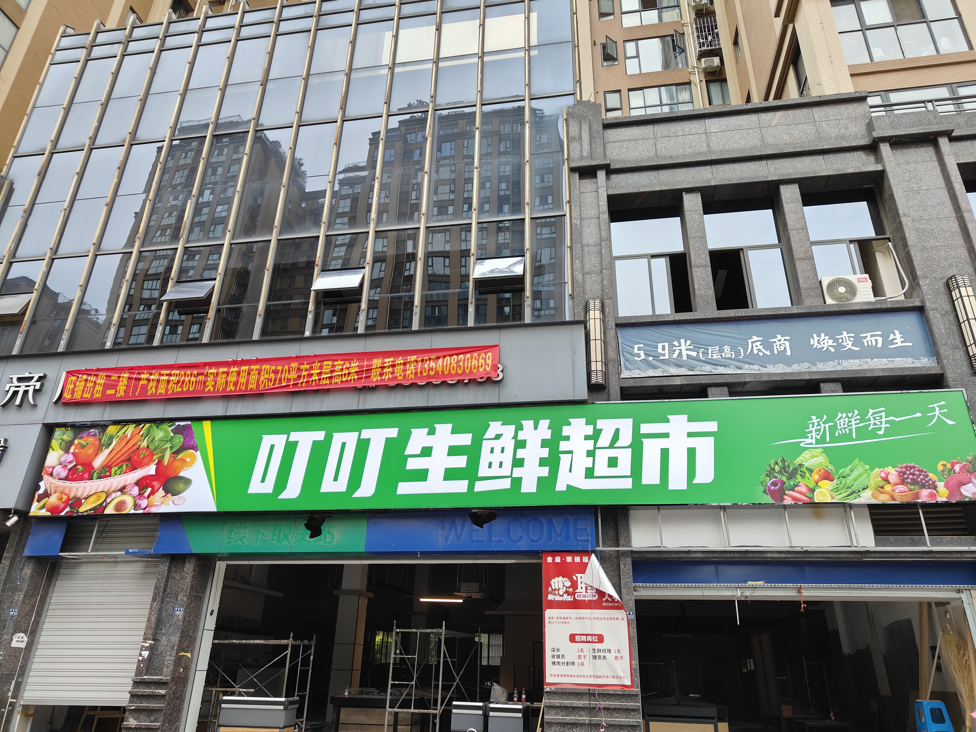 双流刀刮布灯箱安装