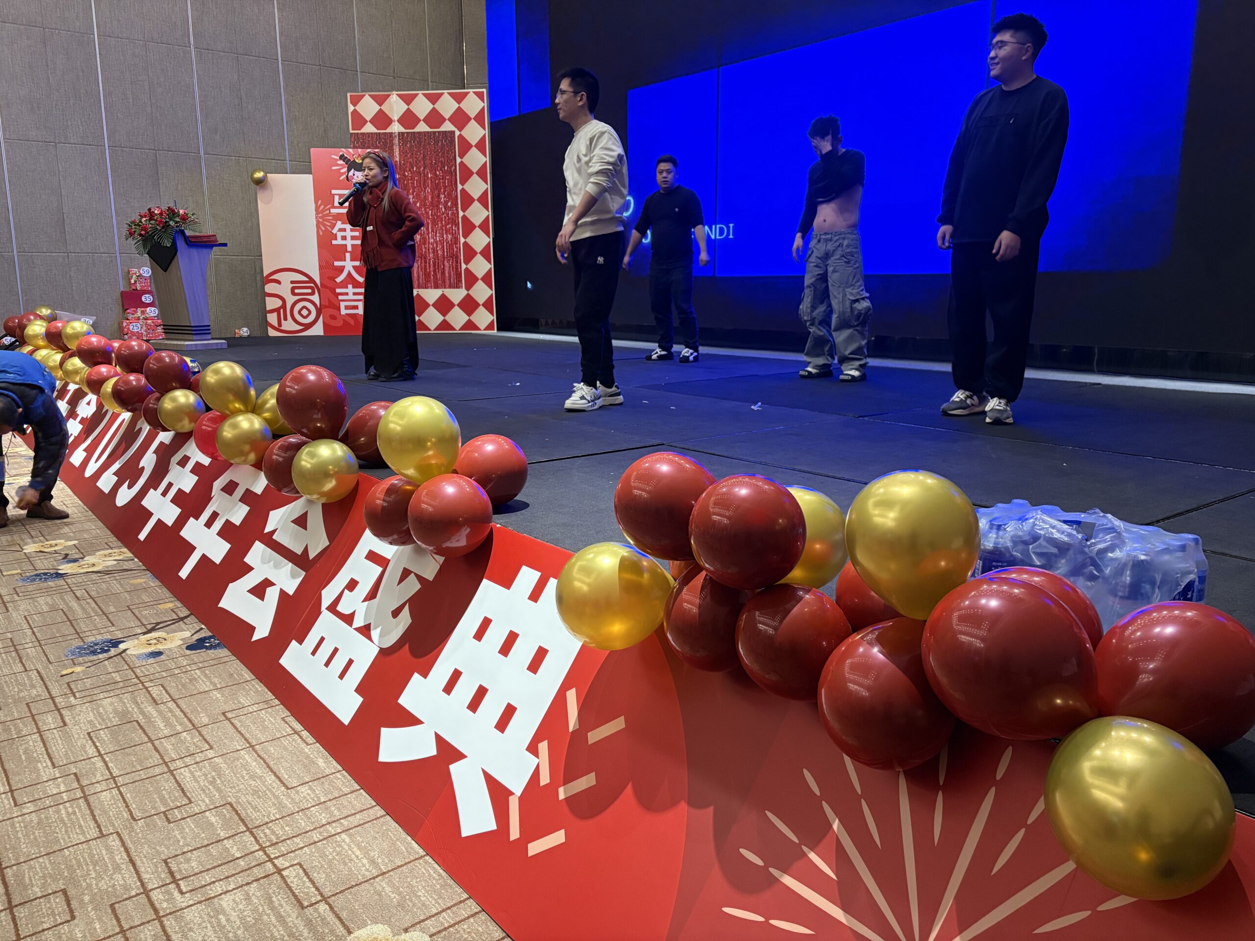 成都另起一行广告传媒云聚物流+胖干金火锅年会搭建